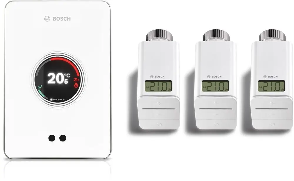 Weißer Heizungsregler von Bosch mit digitalem Display und drei Funk-Thermostaten in ähnlichem Design, alle zur Temperaturregelung in einem Raum geeignet.